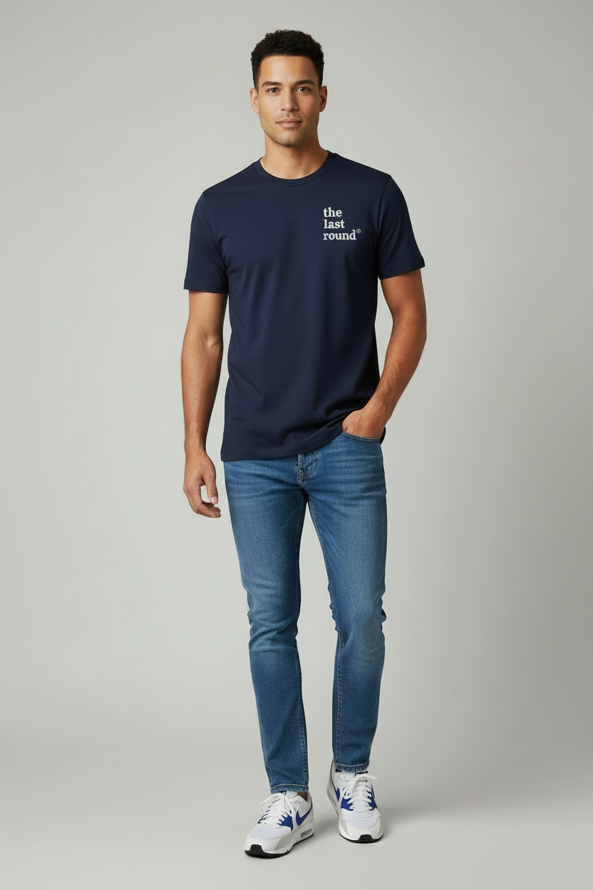 Modelo masculino con camiseta azul marino The Last Round en Times New Roman