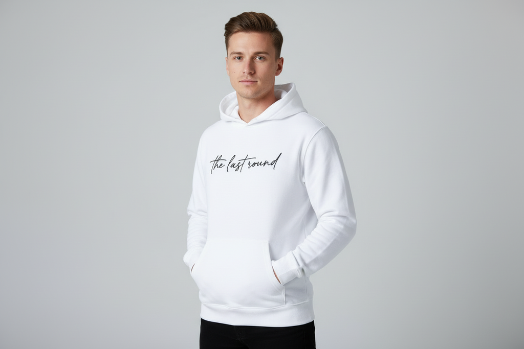 Modelo masculino con sudadera blanca The Last Round