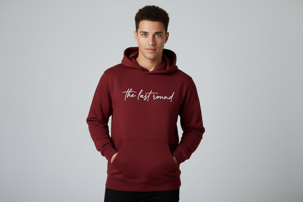 Modelo masculino con sudadera rojo granate The Last Round