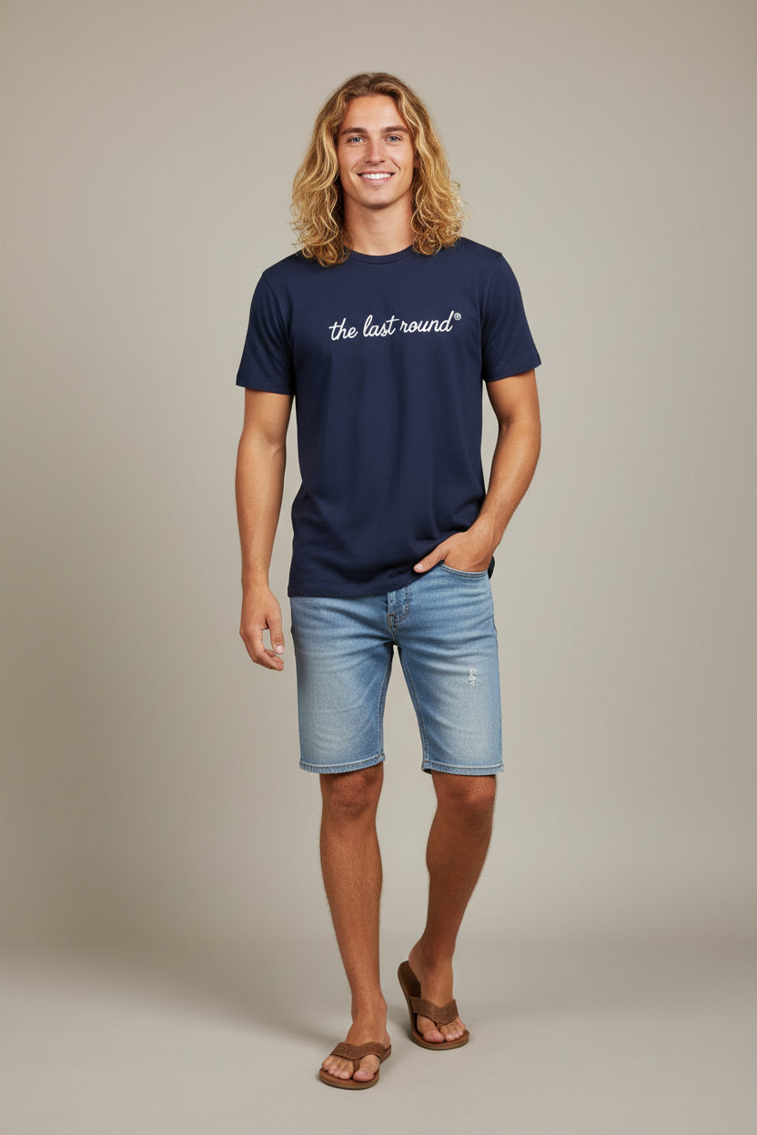 Modelo masculino surfero con camiseta the last round azul