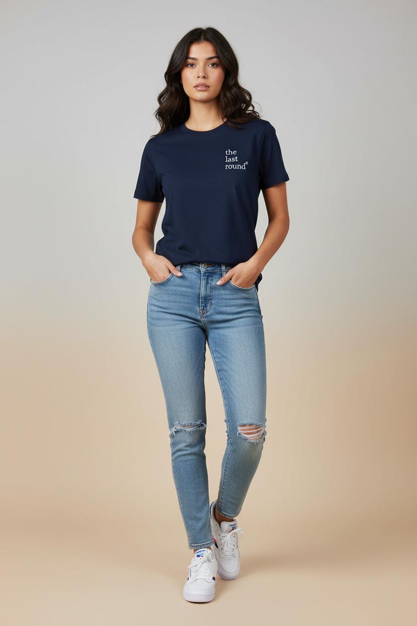 Modelo morena con camiseta The Last Round y Reebok Classic