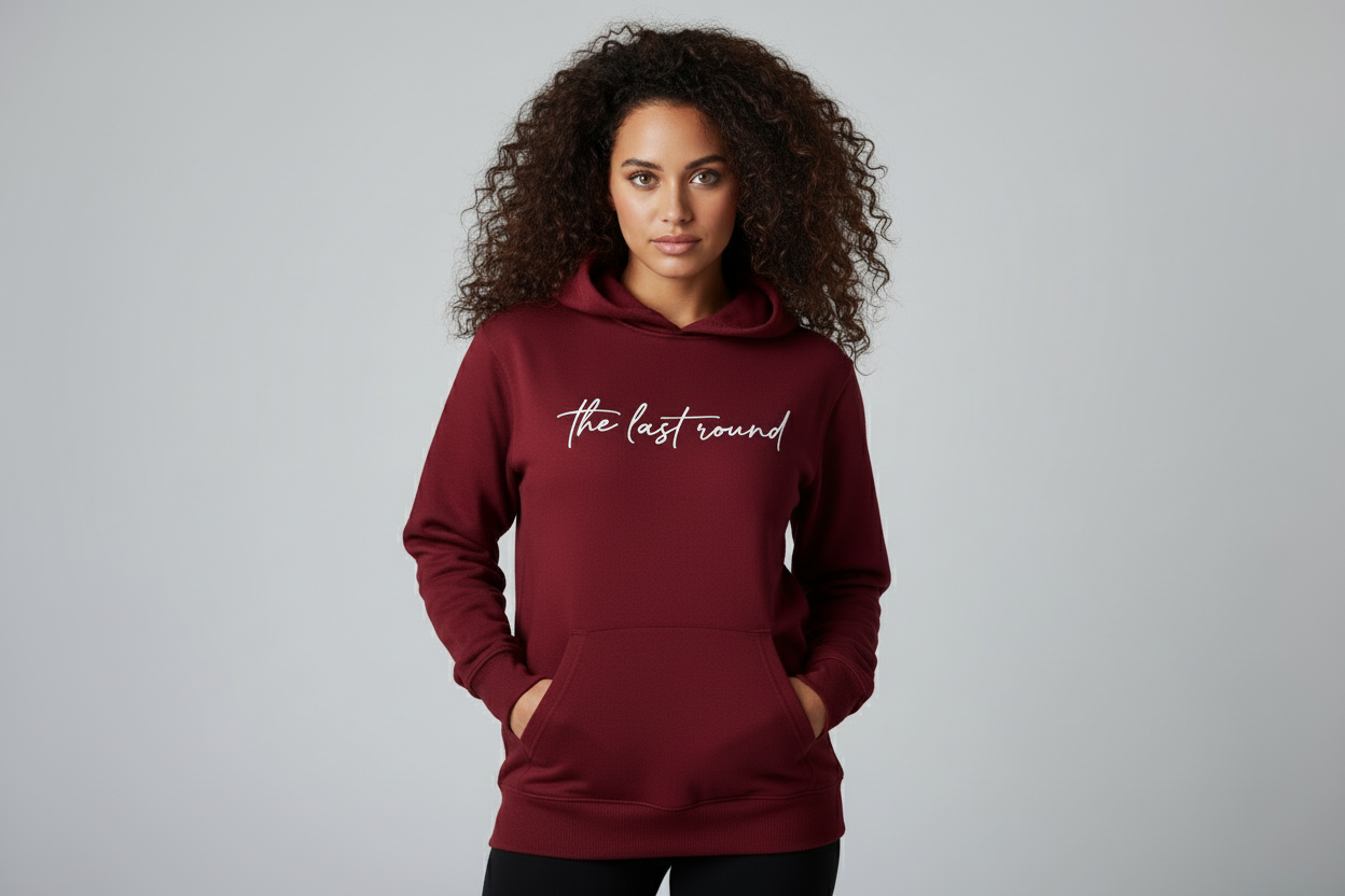 Modelo morena con sudadera rojo granate The Last Round