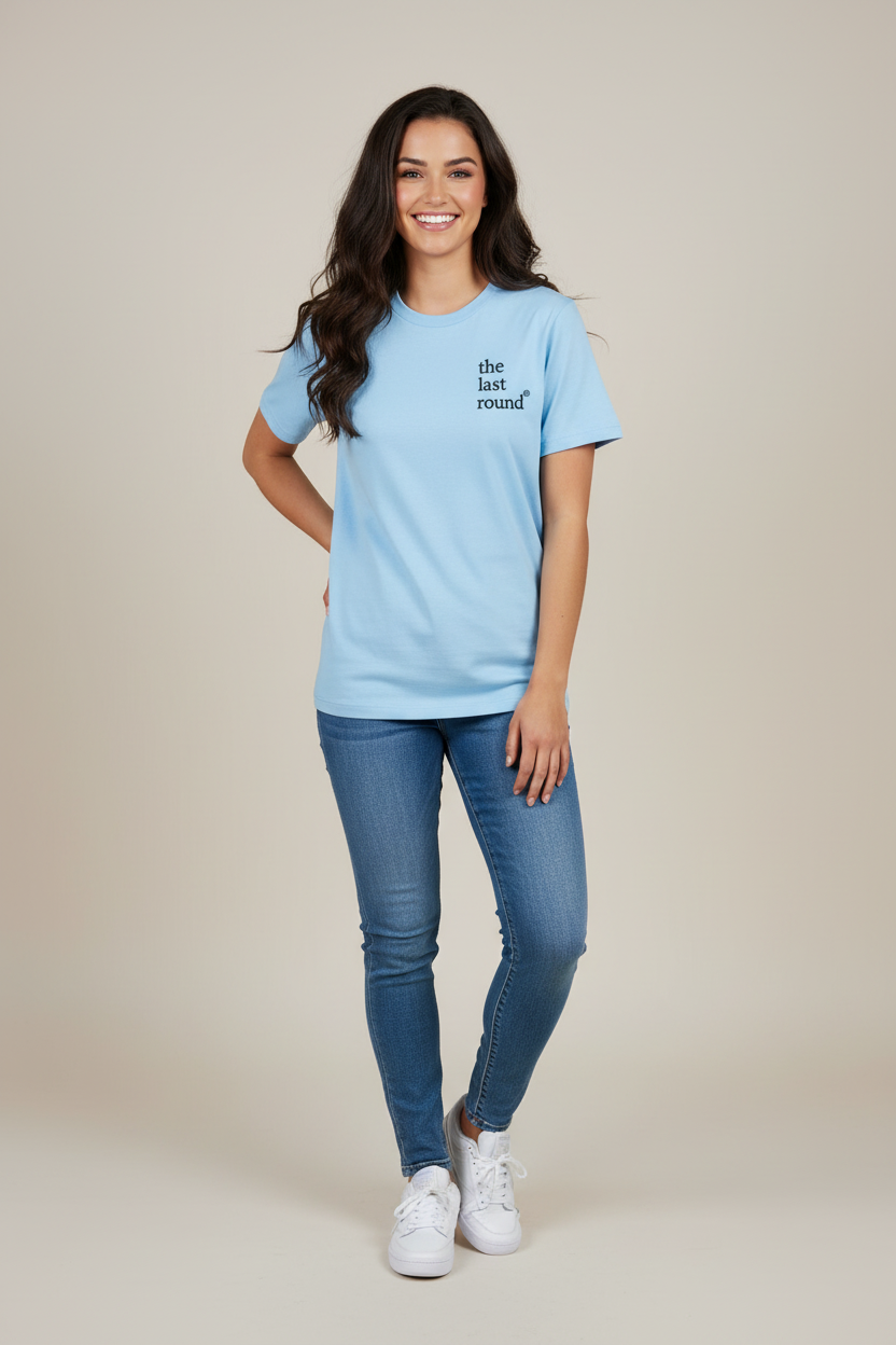Modelo morena sonriente con camiseta azul cielo The Last Round letras negras